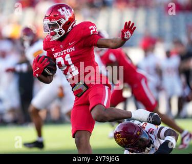 Houston, Texas, USA. 28th Sep, 2024. Houston running back Stacy Sneed (21) carries the ball during an NCAA football game between the Iowa State Cyclones and the Houston Cougars on September 28, 2024 in Houston. Iowa State won, 20-0. (Credit Image: © Scott Coleman/ZUMA Press Wire) EDITORIAL USAGE ONLY! Not for Commercial USAGE! Stock Photo