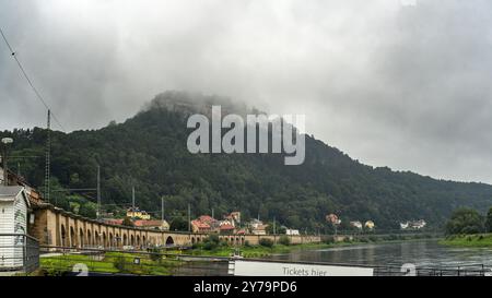 Hoch oben über dem Fluss Elbe thront die Festung Königstein. Die im 16. Jahrhundert gebaute Feste als uneinnehmbar geltende, sagenumwobene Burganlage Stock Photo