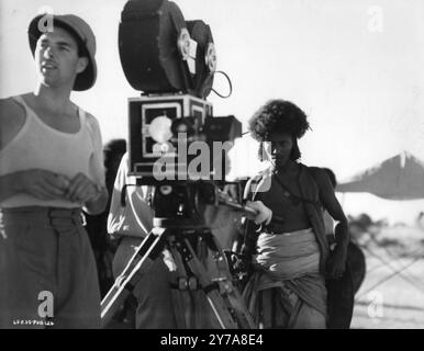 Filming on location in the Sudan for THE FOUR FEATHERS 1939 Director VINCENT KORDA Novel A.E.W. MASON Screenplay R.C. SHERRIFF  Cinematographer GEORGES PERINAL Music MIKLOS ROZSA Producer ALEXANDER KORDA  London Film Productions / United Artists Stock Photo