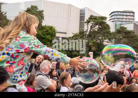 Bournemouth, Dorset, England, UK, 28th September 2024. Arts by The Sea festival. Squidge and Pop Bubble Spectacular entertain the crowd of performance art lovers. Credit: Paul Biggins/Alamy Live News Stock Photo