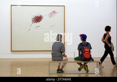 絵画2点　SULKY BOY and LEGS People looking at art in a museum, Achilles Mourning the Death of