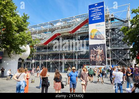 People outside the museum,The Centre Pompidou, Paris, France, Europe Stock Photo