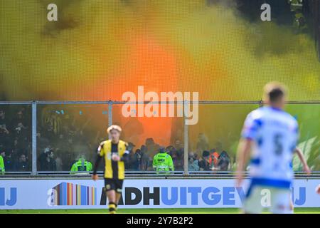 Doetinchem, Netherlands. 29th Sep, 2024. DOETINCHEM, 29-09-2024, De Vijverberg Stadium, Dutch Keukenkampioen divisie, season 2024-2025. De Graafschap - Vitesse. Smoke bombs in Vitesse part of the supporters Credit: Pro Shots/Alamy Live News Stock Photo