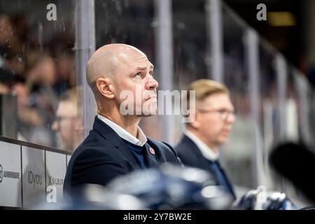 Steven Reinprecht (Trainer, Headcoach, DŸsseldorfer EG, DEG ),   Nuernberg Ice Tigers vs. Duesseldorfer EG, Eishockey, Penny DEL, 4. Spieltag, 29.09.2024,   Foto: Eibner-Pressefoto/Thomas Hahn Stock Photo