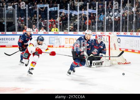 Nuernberg, Deutschland. 27th Sep, 2024. Brendan O Donnell (21, Düsseldorfer EG, DEG ) Marcus Weber (24, Nürnberg Ice Tigers, NIT ), Nuernberg Ice Tigers vs. Duesseldorfer EG, Eishockey, Penny DEL, 4. Spieltag, 29.09.2024, Foto: Eibner-Pressefoto/Thomas Hahn Credit: dpa/Alamy Live News Stock Photo