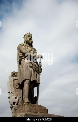 Stirling, United Kingdom - 10 August 2024: Robert the Bruce statue from 1876, the King of Scots, against white cloud sky by Stirling castle Stock Photo