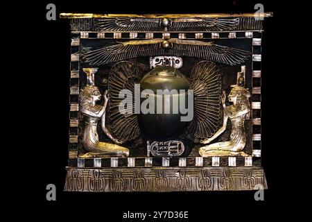 Jewellery from the tomb of Sheshonq II from the exhibition: Ramses the Great and the Gold of the Pharaohs, Cologne, North Rhine-Westphalia, Germany, E Stock Photo