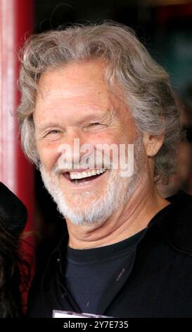 KRIS KRISTOFFERSON (June 22, 1936 - September 28, 2024) a Rhodes scholar with a deft songwriting style and rough charisma who became a country music superstar and A-list Hollywood actor, has died at 88. FILE PHOTO: July 6, 2006, Hollywood, California, USA: KRIS KRISTOFFERSON and Waylon Jennings are inducted into Hollywood's Rockwalk. (Credit Image: © Nina Prommer/ZUMA Wire) EDITORIAL USAGE ONLY! Not for Commercial USAGE! Stock Photo