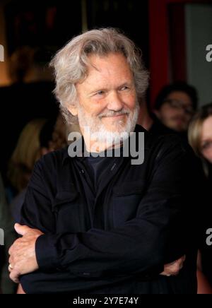 KRIS KRISTOFFERSON (June 22, 1936 - September 28, 2024) a Rhodes scholar with a deft songwriting style and rough charisma who became a country music superstar and A-list Hollywood actor, has died at 88. FILE PHOTO: July 6, 2006, Hollywood, California, USA: KRIS KRISTOFFERSON and Waylon Jennings are inducted into Hollywood's Rockwalk. (Credit Image: © Nina Prommer/ZUMA Wire) EDITORIAL USAGE ONLY! Not for Commercial USAGE! Stock Photo