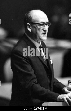 FANK AIKEN ADDRESSES UNITED NATIONS GENERAL ASSEMBLY IN NEW YORK   ;  10 DECEMBER 1964 Stock Photo