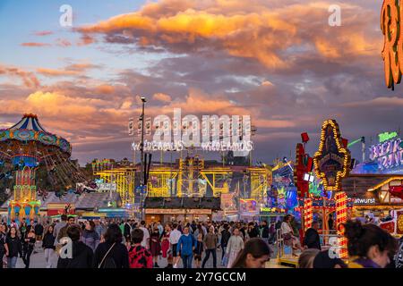 Oktoberfest 2024 in München, Bayern, Deutschland  |  Oktoberfest 2024 in Munich, Bavaria, Germany Stock Photo