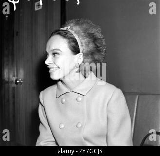 ACTRESS LESLIE CARON AT LONDON AIRPORT  /  ;  23 NOVEMBER 1964 Stock Photo