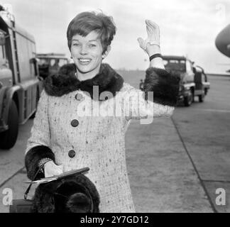 ACTRESS DAWN ADDAMS D HAIR CUT SHORT IN LONDON  ;  20 NOVEMBER 1964 Stock Photo