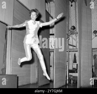 ACTRESS DAWN ADDAMS IN LONDON   ;  27 OCTOBER 1964 Stock Photo