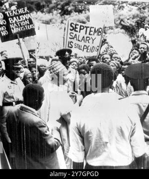 NIGERIAN PRIME MINISTER ALHAJI SIR ABUBAKAR TAFAWA BALEWA WITH POLICE OFFICERS IN LAGOS /  ;  3 OCTOBER 1964 Stock Photo