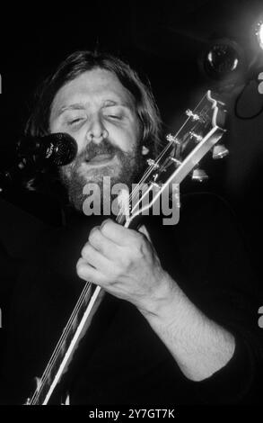 TEENAGE FANCLUB, CONCERT, 1995: Norman Blake from Teenage Fanclub playing a Gibson Les Paul Custom guitar live at Cardiff University Students' Union on 20 May 1995. Photograph: Rob Watkins.  INFO: Teenage Fanclub is a Scottish alternative rock band formed in 1989, known for their jangly guitars, harmonious vocals, and melodic power-pop sound. Their music blends elements of indie rock and classic pop, with notable albums like Bandwagonesque and Songs from Northern Britain. Stock Photo