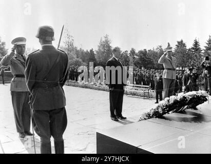 FINNISH PRESIDENT URHO  KEKKONEN AND  YUGOSLAV PRESIDENT JOSIP BROZ TITO  IN HELSINKI LAYING WREATH /  ;  4 JUNE 1964 Stock Photo