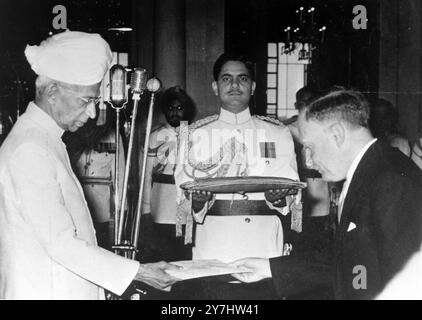 WILLIAM WARNOCK OF IRLENAD WITH SARVEPALLI RADKAKRISHNAN IN NEW DELHI  INDIA /  ;  20 APRIL 1964 Stock Photo