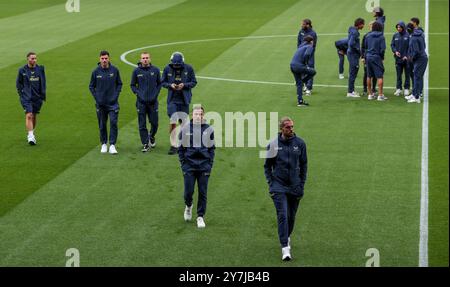 Burnley players inspect the pitch during the Sky Bet Championship match at Kassam Stadium, Oxford. Picture date: Saturday September 28, 2024. Stock Photo