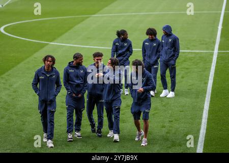 Burnley players inspect the pitch during the Sky Bet Championship match at Kassam Stadium, Oxford. Picture date: Saturday September 28, 2024. Stock Photo