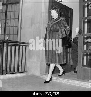 QUEEN ELIZABETH II EXPECTING FOURTH CHILD IN MARCH - VISITS HOSPITAL IN LONDON /  ;  5 FEBRUARY 1964 Stock Photo