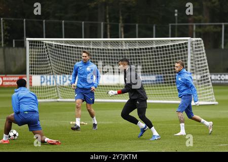 EINDHOVEN - (L-R) Ryan Flamingo of PSV Eindhoven, Luuk de Jong of PSV Eindhoven, PSV Eindhoven goalkeeper Walter Benitez, Noa Lang of PSV Eindhoven during a training session at the Herdgang prior to PSV Eindhoven's Champions League match against Sporting CP. ANP MAURICE VAN STEEN Stock Photo