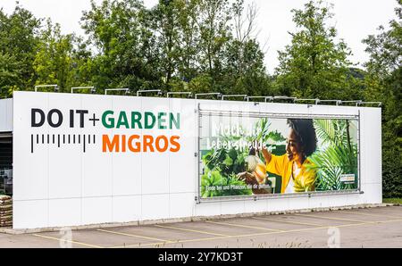 Pfungen, Switzerland, 25th Aug 2024: Logo of Migros and their garden center 'Do it Garden'.(Photo by Jonas Philippe/dieBildmanufaktur) Stock Photo