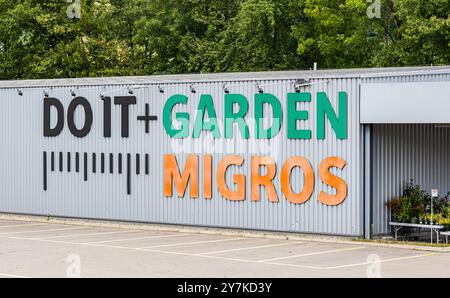 Pfungen, Switzerland, 25th Aug 2024: Logo of Migros and their garden center 'Do it Garden'.(Photo by Jonas Philippe/dieBildmanufaktur) Stock Photo