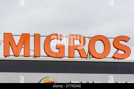 Pfungen, Switzerland, 25th Aug 2024: Logo of the retailer Migros. (Photo by Jonas Philippe/dieBildmanufaktur) Stock Photo