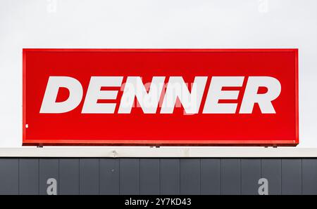 Pfungen, Switzerland, 25th Aug 2024: Logo of the discounter Denner.(Photo by Jonas Philippe/dieBildmanufaktur) Stock Photo