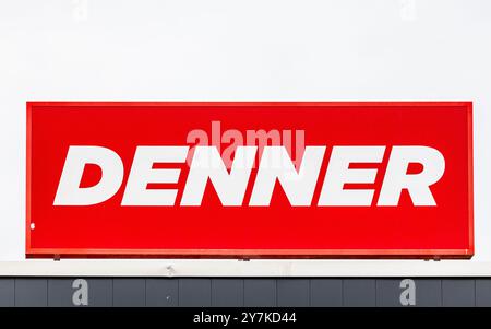 Pfungen, Switzerland, 25th Aug 2024: Logo of the discounter Denner.(Photo by Jonas Philippe/dieBildmanufaktur) Stock Photo