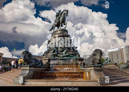 The Washington Monument, sculpted by Rudolf Siemering, in Eakins Oval, just in front of the stairs of the Philadelphia Museum of Art, Philadelphia, PA Stock Photo