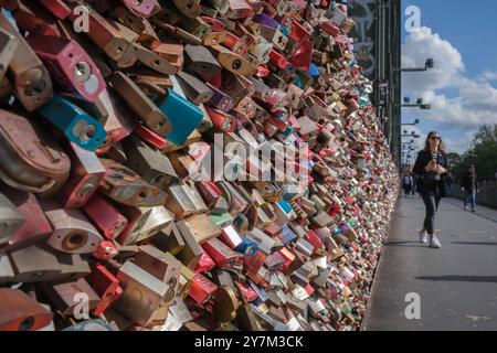 Liebesschlösser auf der Hohenzollernbrück in Köln *** Love locks on the Hohenzollern Bridge in Cologne GMS17793 Stock Photo