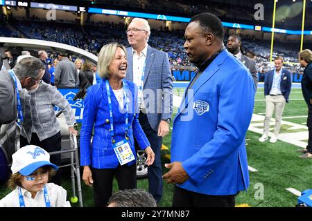 Detroit Lions principal owner and chair, Sheila Ford Hamp, talks with  former running back Barry Sanders during pregame of an NFL football game  against the Seattle Seahawks, Monday, Sept. 30, 2024, in Detroit. (AP  Photo/Jose Juarez Stock Photo - Alamy