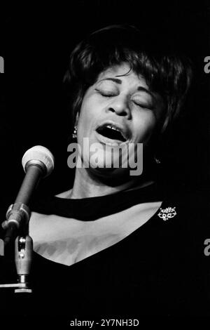 Ella Fitzgerald, amerikanische Jazz Sängerin, bei ihrem Auftrtt im Friedrichstadt-Palast in Ost-Berlin, DDR 1967. Stock Photo