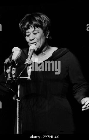 Ella Fitzgerald, amerikanische Jazz Sängerin, bei ihrem Auftrtt im Friedrichstadt-Palast in Ost-Berlin, DDR 1967. Stock Photo