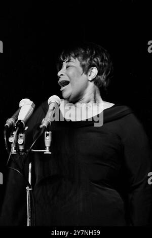 Ella Fitzgerald, amerikanische Jazz Sängerin, bei ihrem Auftrtt im Friedrichstadt-Palast in Ost-Berlin, DDR 1967. Stock Photo