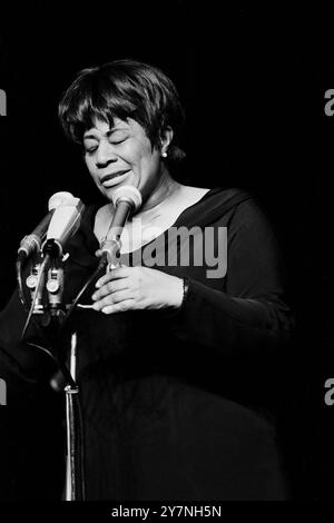 Ella Fitzgerald, amerikanische Jazz Sängerin, bei ihrem Auftrtt im Friedrichstadt-Palast in Ost-Berlin, DDR 1967. Stock Photo