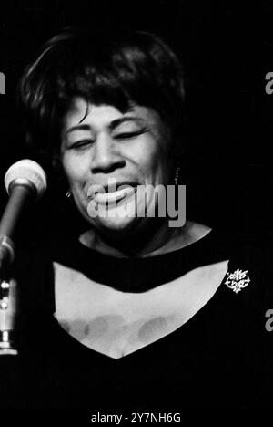 Ella Fitzgerald, amerikanische Jazz Sängerin, bei ihrem Auftrtt im Friedrichstadt-Palast in Ost-Berlin, DDR 1967. Stock Photo