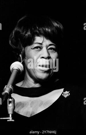Ella Fitzgerald, amerikanische Jazz Sängerin, bei ihrem Auftrtt im Friedrichstadt-Palast in Ost-Berlin, DDR 1967. Stock Photo
