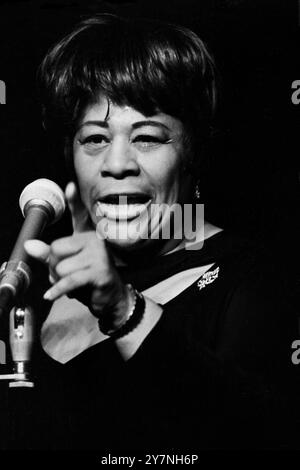 Ella Fitzgerald, amerikanische Jazz Sängerin, bei ihrem Auftrtt im Friedrichstadt-Palast in Ost-Berlin, DDR 1967. Stock Photo