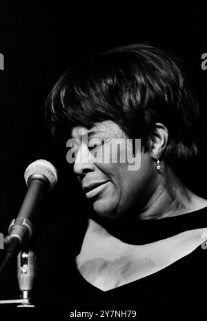 Ella Fitzgerald, amerikanische Jazz Sängerin, bei ihrem Auftrtt im Friedrichstadt-Palast in Ost-Berlin, DDR 1967. Stock Photo