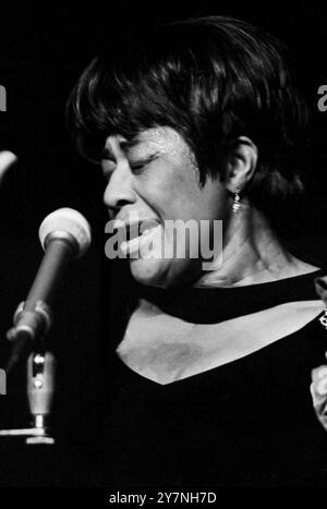 Ella Fitzgerald, amerikanische Jazz Sängerin, bei ihrem Auftrtt im Friedrichstadt-Palast in Ost-Berlin, DDR 1967. Stock Photo