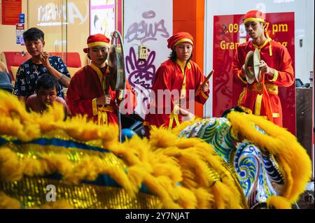 Vietnamese musicians with drums in traditional costumes at a festive festival in Asia. Nha Trang, Vietnam - September 2, 2024 Stock Photo