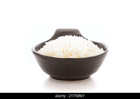 Cooked Thai jasmine rice served in a black bowl against a white background. The contrast between the aromatic, fluffy rice and the sleek black bowl em Stock Photo