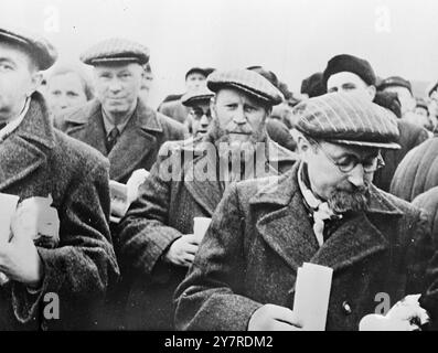 GERMAN CATHOLIC MISSIONARIES RETURN. 27.1.54. A group of 12 German Catholic priests, 12 monks, and 18 nuns who had served as missionaries in North Korea returned with a new contingent of 177 German returnees from Soviet Russia to West Germany. I.N.P. Photo shows some of the priests holding paper cups with hot tea at their arrival at the Herleshausen border crossing point. The missionaries, who all belong to the Benedictine Order, will return to monasteries in Bavaria. International News Photos. Stock Photo