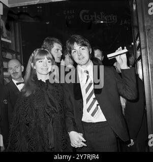 BEATLE AT THE PREMIERELondon, England, UK : Beatle Paul McCartney and actress girlfriend Jane Asher arriving at the London Pavilion tonight for the world premiere of Here We Go Round the Mulberry Bush, a comedy about a young mans initiation into life and love in today's swinging Britain. 4 January 1968 Stock Photo