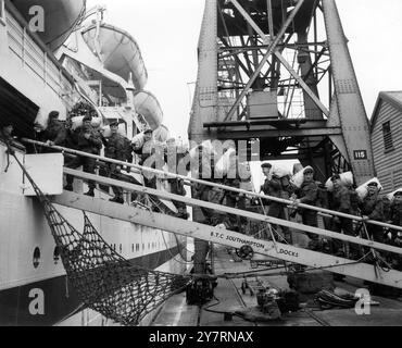 PARATROOPERS GO BY SEAMen of the 2nd Battalion, The Parachute Regiment, go aboard the troopship Dunera at Southampton today, England. Although used to travelling by air, they are making a journey to Cyprus by a more leisurely route. 12 February 1959 Stock Photo