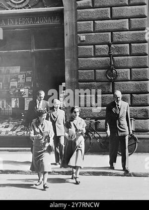 ROYAL HOLIDAYMAKERS BUY THE PAPERS 26.9.53. King Paul and Queen Frederica of Greece and the young heir to the throne, Prince Constantine, are spending a private holiday in Italy. With them are ex-Queen Helen of Romania and Prince Hannover. I.N.P. photo shows Like any other holidaymakers, the Royal visitors pay a visit to a newsagent to buy the morning papers. At front, left to right, are: Queen Frederica, ex-Queen Helen, and King Paul. They are followed by Prince Hannover (left) and Prince Constantine. International News Photos Stock Photo