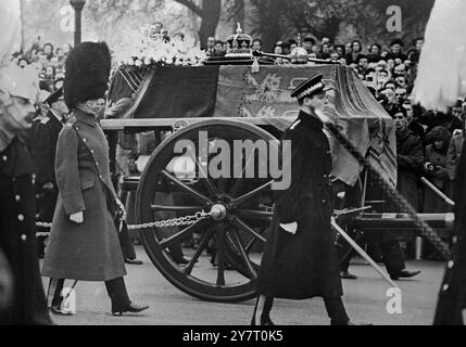 THE FUNERAL PROCESSION THROUGH LONDON FROM WESTMINSTER TO PADDINGTON STATION 15-2-52 I.N.P. PHOTO SHOWS :- Close-up of the coffin during the procession through Hyde Park. On it is seen the Imperial State Crown, the Orb and the Sceptre and the wreath from the Queen Mother. FO/BA/D/59822 INTERNATIONAL NEWS PHOTOS. Stock Photo